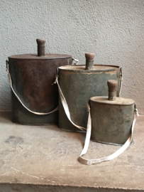 Oude metalen veldfles veldkan bottle fles groot industrieel brocant vintage urban oud decoratie landelijk stoer