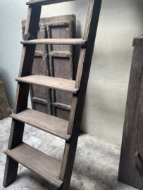 Stoere stevige originele oud doorleefd vergrijsd houten trap ladder rechte steektrap vide vliering zolder kelder opkamer kast landelijk rek schap zoldertrap boerderij industrieel stoer 263 x 65 cm