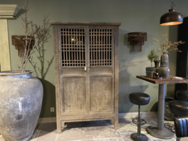 Prachtige grote vergrijsd houten landelijke kast 2deurs groot hout linnen servies boeken