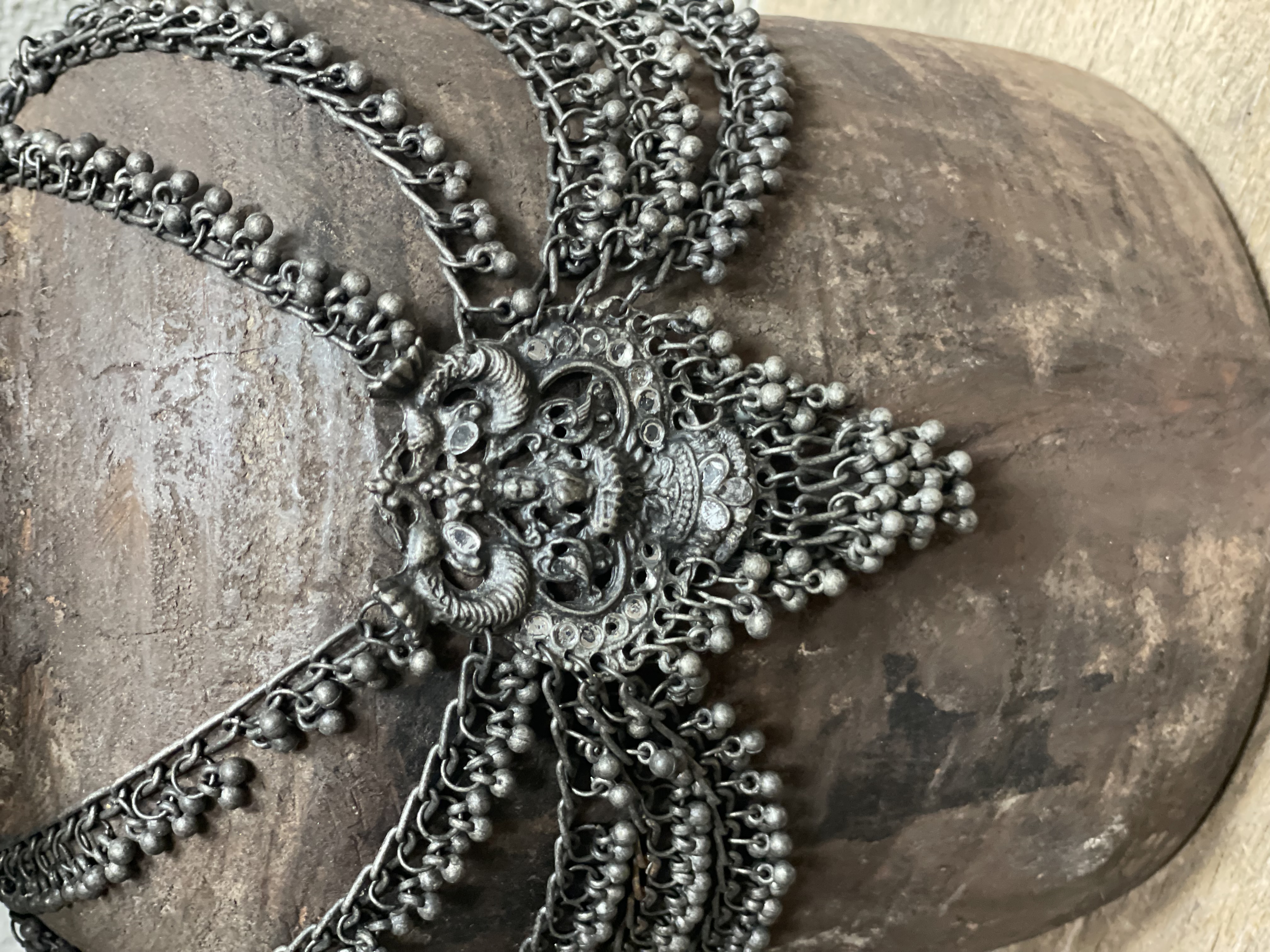 Prachtige oude houten Nepal pot nr.98 kruik vaas hout met metalen sieraad landelijk stoer shabby vintage