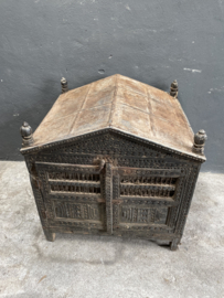 Uniek oud houten hondenmand hondenbed hondenhok  kennel vogelkooi  kippenhok katten poezenhuis India kastje huisje hondenhok kennel vintage hout en ijzer  landelijk  industrieel