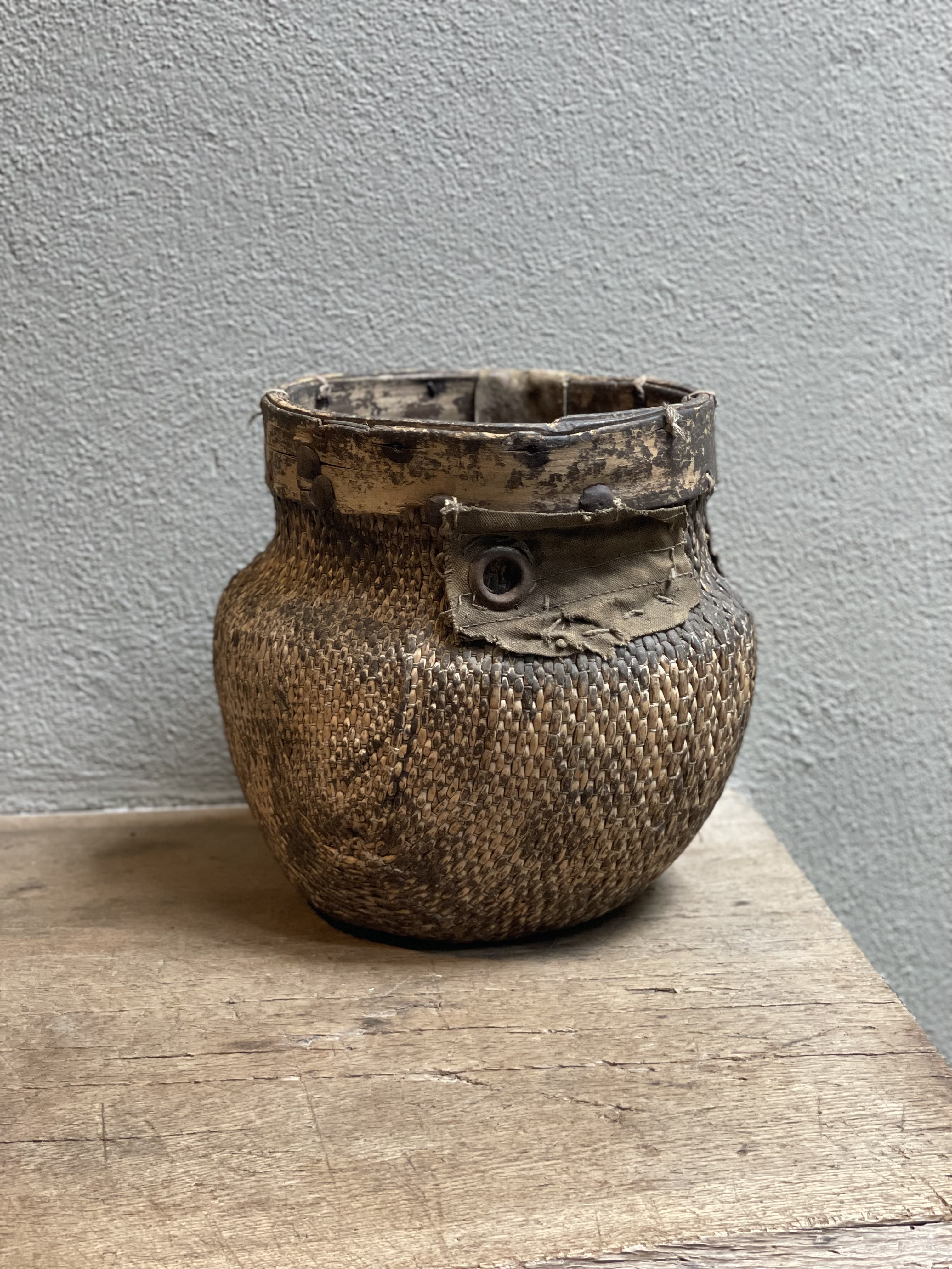 Hele stoere oude doorleefde mand Chinese plukmand rijstmand vaas kruik pot bloempot ompot landelijk vintage