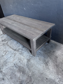 Landelijke oud vergrijsd houten salontafel met onderblad tafel 140  x 60 cm stoer sober nr 2