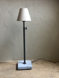 Tierlantijn tafellamp hard stone grijs grijze loodkleur staander kleur lamp lampje hardsteen voetje landelijk stoer