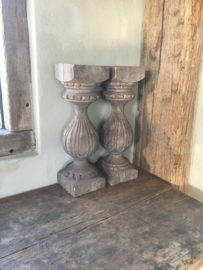 Vergrijsd houten baluster balusters console taupe hout pilaar sokkel landelijk stoer sober rustiek