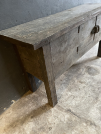 Stoere oude vergrijsd houten sidetable tafel met deurtje wastafelmeubel landelijk