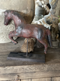 Leuke brocante oude lederen leren paardjes op voet vintage landelijk paard paardje