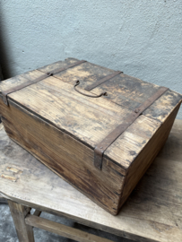 Oud doorleefd houten kistje kist klep landelijk stoer vintage