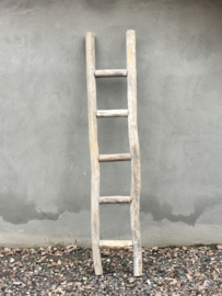 Stoer landelijk oud vergrijsd houten ladder lekker robuust decoratie laddertje handdoekenrek ladder trap trapje sober