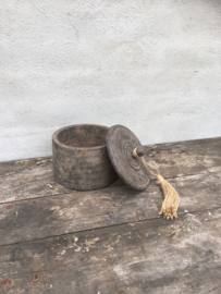 Ronde vergrijsd houten pot trommel met deksel en kwast grijs jute touw kwastje potje bak landelijk sober