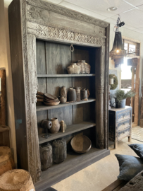 Hele gave grote oude vergrijsd doorleefd houten kast imposant 257 x 167 x 48 cm legplanken boekenkast keuken servieskast keukenkast  sober landelijk stoer groot hout vergrijsd boekenkast keukenkast winkelkast uniek , heel gaaf!!