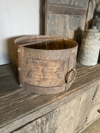 Hele stoere oude houten pot met metalen details ringen handvaten Karne landelijk stoer industrieel vintage bak