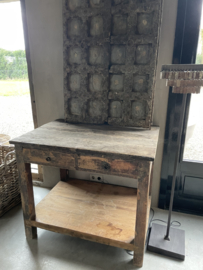 Heel stoer oud grof houten tafel kast Sidetable keukeneiland werkbank landelijk stoer robuust industrieel