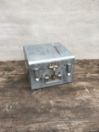 Metalen koffer kist luitcase metaal ijzer industrieel vintage landelijk klein kistje small