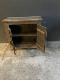 Stoere oude vergrijsd  houten truckwood kast met klos klosje aura Peeperkorn kastje dressoir houten oud hout commode landelijk stoer robuust 2 deuren aura Peeperkorn