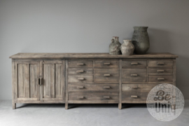 Oude vergrijsd doorleefd houten kast dressoir werkbank workmate keukenblok keukeneiland wandmeubel landelijk stoer industrieel vintage 280 cm gezandstraald
