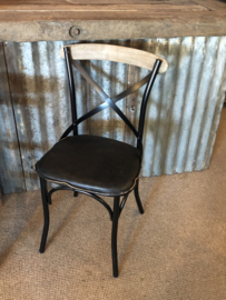 Zwart metalen stoel stoeltje stoelen stoeltjes keukenstoeltjes eetkamer zwart naturel leren zitting kruisrug landelijk stoer industrieel vintage