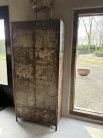Grote oude metalen locker lockerkast ordners boekenkast archiefkast urban kantoor stoer metaal grijsbruin industrieel landelijk urban 2 deuren legplanken