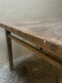 Unieke oude doorleefd vergrijsd houten tafel eettafel bijzettafel restaurant bistro werkbank kookeiland keukeneiland landelijk stoer industrieel 90 x 88 x H78 cm