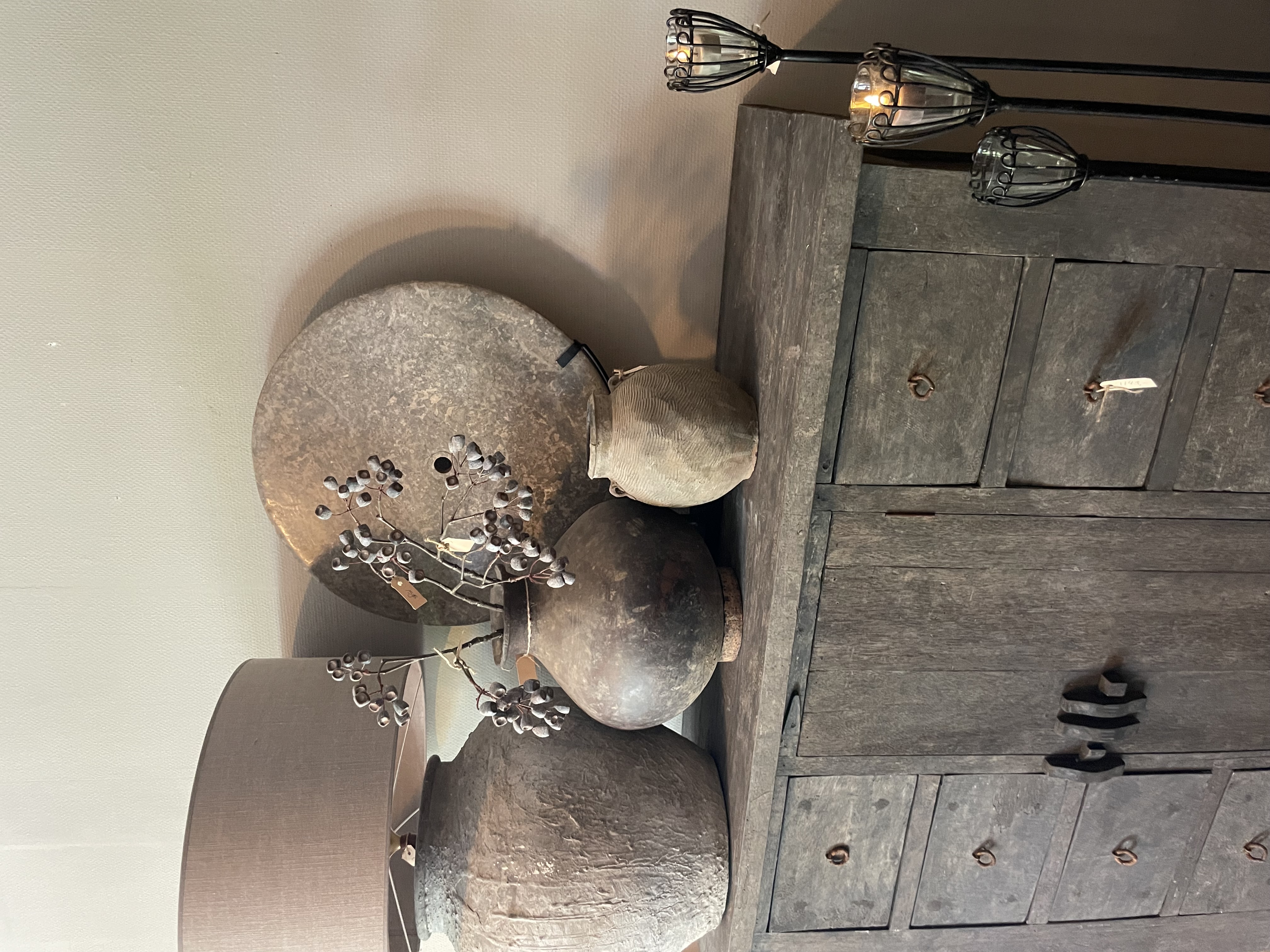 Taupe bruine grijs Brown grey stenen ronde natuursteen natuurstenen schijf ring op voetje 40 cm standaard landelijk boho vintage ornament decoratie