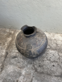 Prachtige vergrijsd antieke claypot Nepal kruik stenen vaas pot landelijk stoer sober vintage 48 x 45 cm