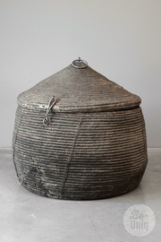 Prachtige unieke grote orginele oude vergrijsde mand 80 cm doorsnede open haard kachel hout dessert basket met deksel landelijk stoer sober vintage uniek desert