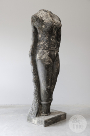 Groot verweerd stenen beeld torso buste vrouw 150 cm grijs steen landelijk
