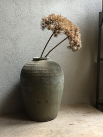Oude grote kruik olijfkruik olijfpot olijfoliepot oude vaas pot khaki legergroen landelijk oud