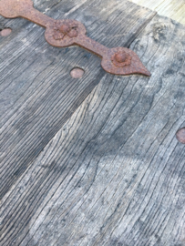 Oude vergrijsd houten Chinese deur deuren Wandpaneel scherm poort poorten wandpaneel decoratie renovatie Luiken Wandpaneel tafel tafelblad luik paneel stoer landelijk met origineel oud beslag