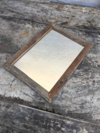 Oud vergrijsd houten lijst met spiegel spiegeltje truckwood sloophout nerf landelijk sober stoer industrieel