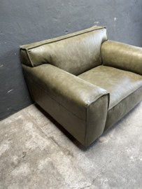 Hele stoere grote olijf groene echt dik leren lederen afrika fauteuil Het Anker prachtige kwaliteit leer loveseat robuust landelijk stoer geruwd whisper