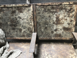 Stoer oud metalen Bankje bank ijzer 2-zits landelijk industrieel urban grijsbruin