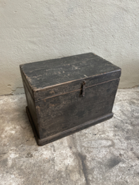 Oude vergrijsde grijs zwart houten kist dekenkist bijzettafel salontafel kistje landelijk stoer sober industrieel vintage