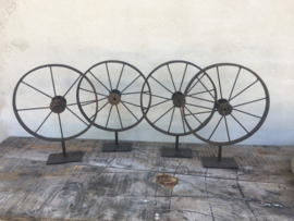 Oud metalen wiel op statief groot wieltje ornament op voetje industrieel stoer vintage landelijk