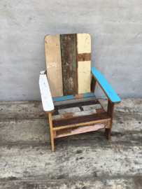 Stoer oud houten kinderstoeltje stoeltje armleuningen sloophout fauteuil lounge zitstoel  landelijk doorleefd vergrijsd vintage hout sloophout