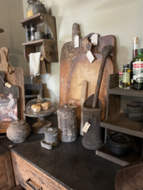 Oude unieke houten kan pot bak vaas prachtig donker patine patina grijs zwart landelijk stoer