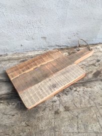 Oude vergrijsd houten plank rechthoekig klein jute touw koord snijplank broodplank kaasplank landelijk railway