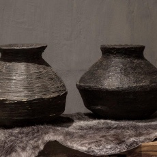 Zwart grijs grey vergrijsd black stenen clay klei pot mand kleimand landelijk stoer