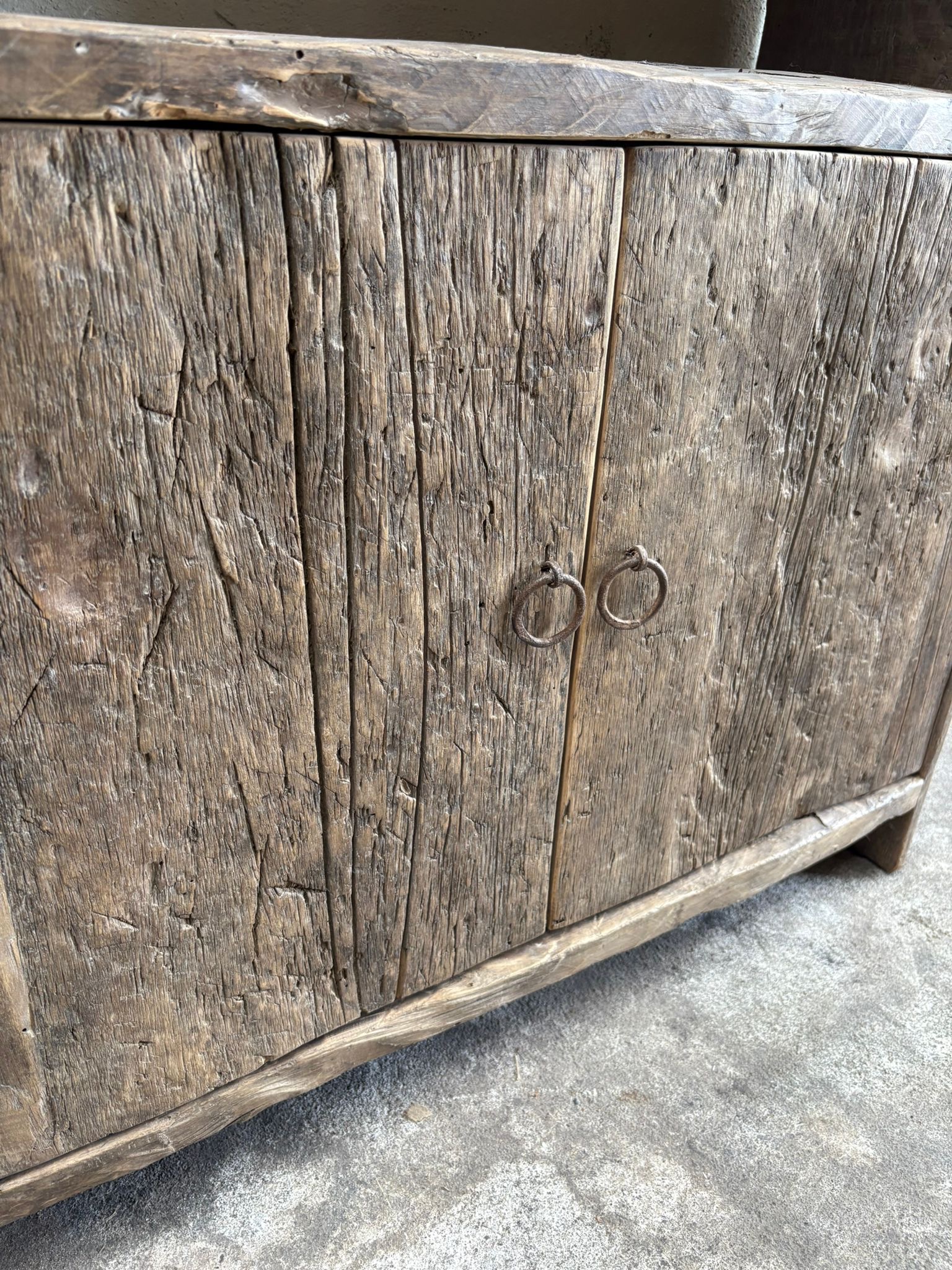 Hele gave oude hoge oud vergrijsd houten kast boekenkast met deurtjes H220 x B85 x 34 cm landelijk stoer