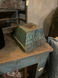Stoere robuuste oude houten poer kandelaar stompkandelaar turkoise zeegroen ornament landelijk blok industrieel vintage stompkaars sober
