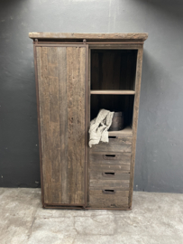 Stoere grote oud vergrijsd houten truckwood Railway kast met schuifdeur en 4 lades 212 x 121 x 46 cm keukenkast oud hout landelijk stoer industrieel