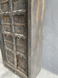 Grote dichte oud houten zwart/grijs kast India robuust antiek doorleefd hout 167,5 x 82 x 42 cm landelijk industrieel vintage urban metalen beslag oude deuren poort deur kledingkast servieskast linnenkast boekenkast