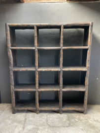 Prachtige grote zwart/bruin doorgescheurd vergrijsd houten kast boekenkast vakkenkast kast rek schap wandje  winkelkast roomdivider met schappen vakken landelijk industrieel stoer H211 x 180 x 40 cm