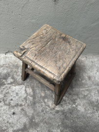 Oude vergrijsd doorleefd houten bijzettafel kruk elmwood nr 15 krukje tafeltje tafel landelijk stoer robuust grof hout nerf
