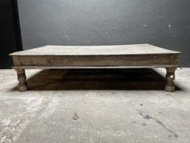 Prachtige grote oude vergrijsd doorleefde houten salontafel met veel grove nerf landelijk stoer robuust industrieel oude deur bed