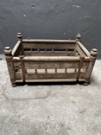 Oud houten tempel hondenmand poezenmand bak schaal offerplank landelijk Oosters vintage babyswing mand babybedje bak lectuurbak