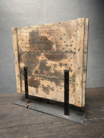 Vergrijsd groot houten paneel Luik scherm raamscherm op voet landelijk stoer industrieel vintage urban met metalen details