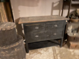 Oud vergrijsd zwart grijs antraciet houten ladekast ladekastje sidetable ladeblok kast landelijk stoer met onderplank