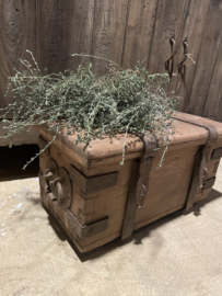 Hele stoere oude dekenkist kist kistje met grof metalen beslag kist tafel landelijk stoer vintage industrieel