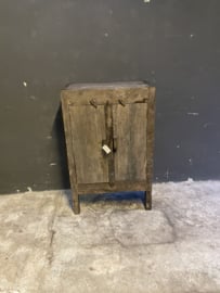 Stoere oude vergrijsd doorleefd houten truckwood kast kastje klos aura Peeperkorn hal klosje dressoir houten oud hout commode landelijk stoer robuust 2 deurtjes aura Peeperkorn klos klosje